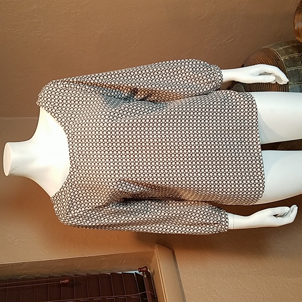Very cute blouse w/buttons on the back